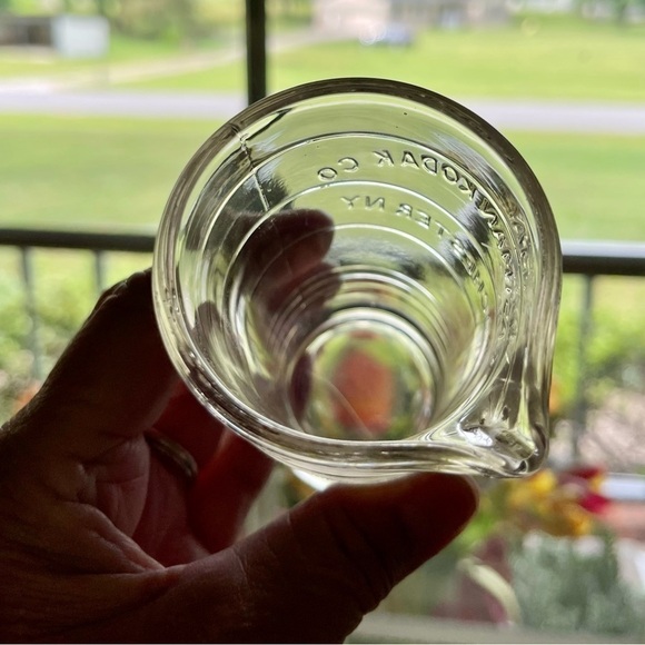 EASTMAN KODAK, VINTAGE GLASS MEASURING BEAKER.  2 3/4”W X 4”H X 2”BASE - Picture 4 of 6
